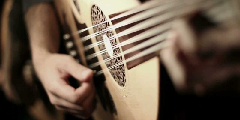 Correct technique for holding the risha plectrum when playing the oud